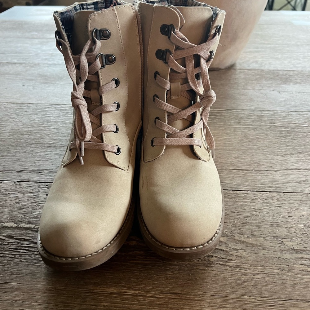 Crown Vintage Marley Boot Women’s Lace-Up Tan Utility Boots with Padded Ankle